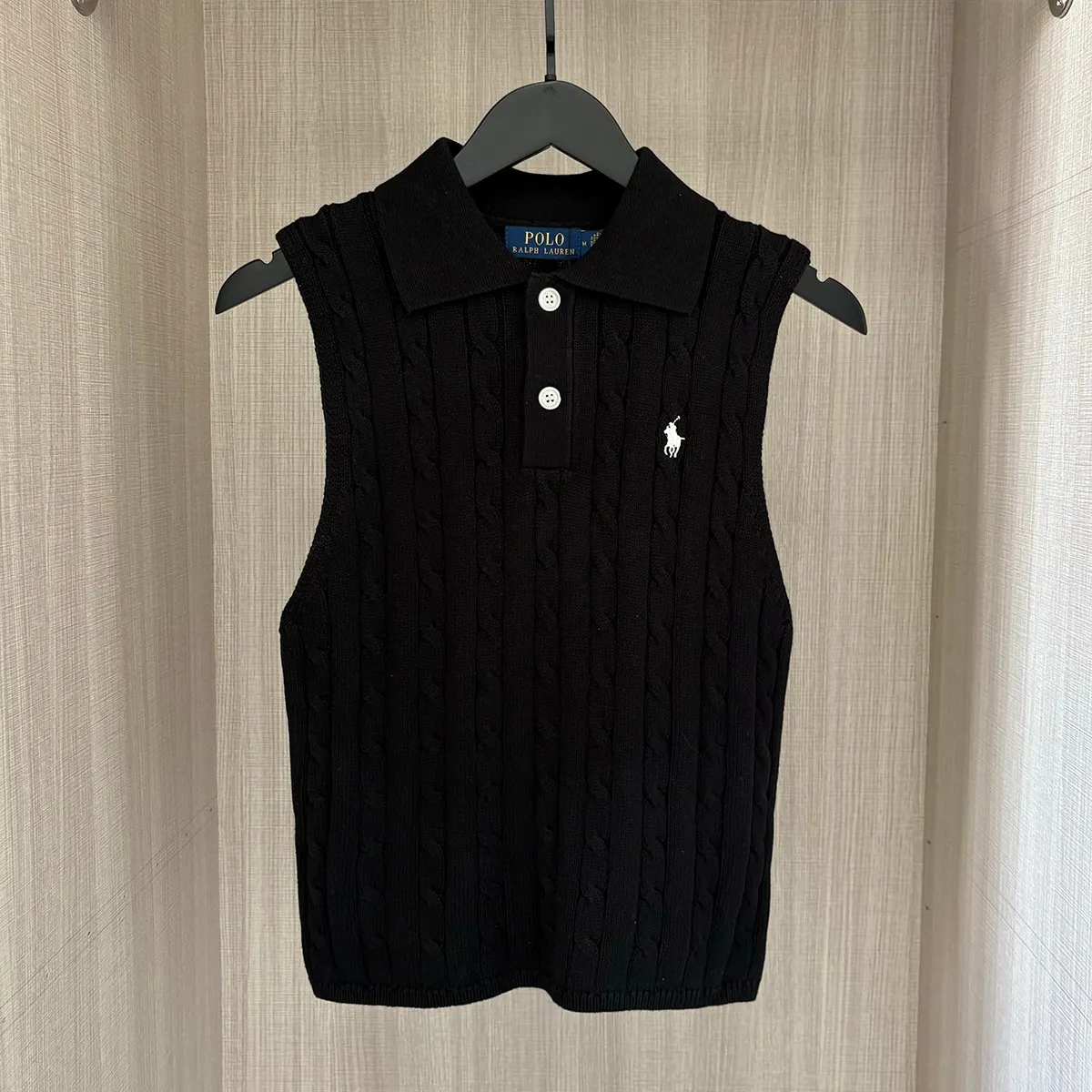 P160 RALPH LAUREN Ralph Lauren five-color classic small label embroidery polo collar sleeveless button pullover knitted sweater women's top. Pure original high-density LOGO embroidery on the chest, original 1:1 customized tag accessories. Made of pure cotton yarn and multi-knitted, pure cotton is skin-friendly and comfortable, small label war horse embroidered twist button polo neck sweater 🐎 high quality, follow the blogger to learn how to wear it! Let’s buy a Ralph Lauren cable sweater. It’s a super hard-to-find series after it became popular. It’s hard to find one on the official website. It’s simple and practical, has a lazy and loose feel, soft and delicate feel, and has a loose fit. Whether worn alone or layered, you can wear a simple one to create different styles of fashion!   Size: S M L XL Color: White Yellow Pink Black Navy